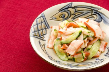 Japon yemeği, Chukaika, Çin usulü salatalıklı haşlanmış kalamar..