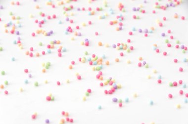 Arkaplan olarak renkli şeker serpiştirir 