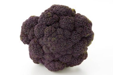 Beyaz arkaplanda izole edilmiş brokoliyi kapat  