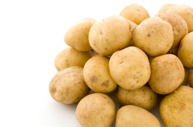 Beyaz arkaplanda taze patates yığını