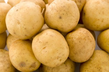 Taze patates yığını beyaz üzerine