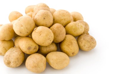 Beyaz arkaplanda taze patates yığını