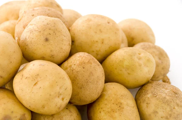 Beyaz arkaplanda taze patates yığını