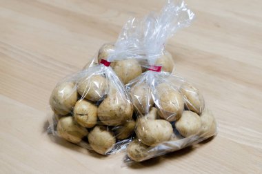 Patates masada izole edilmiş.