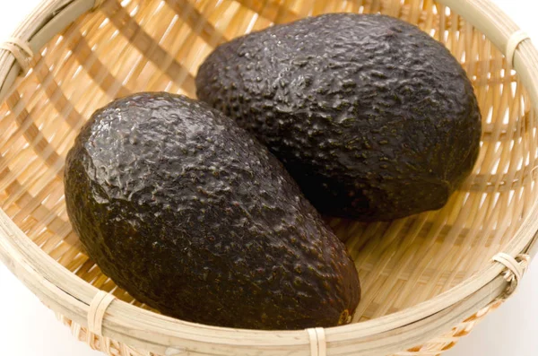 Avocado Een Bamboe Zeef — Stockfoto