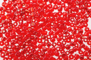 Cam kaplar beyaz arka planda renkli boncuklar. Hobi, el yapımı, güzel sanatlar.. 