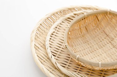 Beyaz arkaplanda bambu eleği