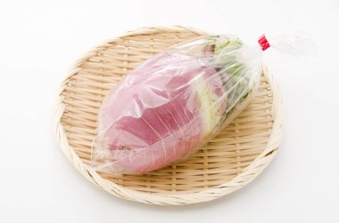Beni shigure Daikon, kırmızı Japon turpu beyaz arka planda bambu kevgir üzerinde plastik torba içinde