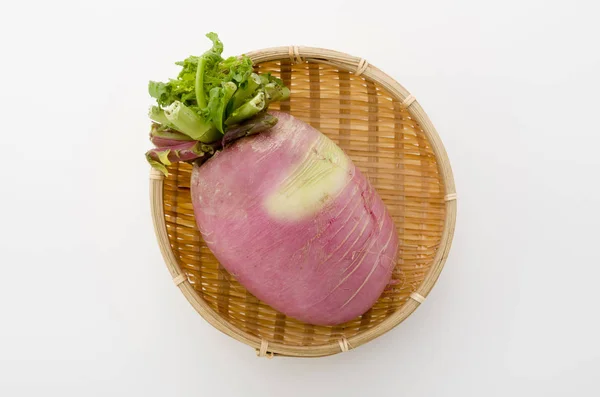 Beni Shigure Daikon Ravanello Giapponese Rosso Colabrodo Bambù Sfondo Bianco — Foto Stock