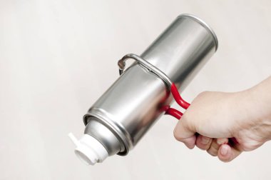 Kullanılmış Aerosol kutularından kurtul. Ev atığı. ponksiyon sprey kutuları