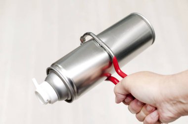 Kullanılmış Aerosol kutularından kurtul. Ev atığı. ponksiyon sprey kutuları