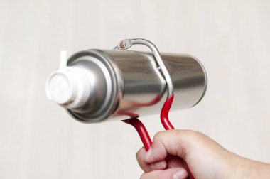Kullanılmış Aerosol kutularından kurtul. Ev atığı. ponksiyon sprey kutuları