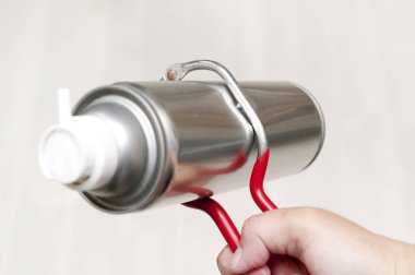 Kullanılmış Aerosol kutularından kurtul. Ev atığı. ponksiyon sprey kutuları