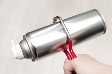 Kullanılmış Aerosol kutularından kurtul. Ev atığı. ponksiyon sprey kutuları
