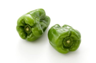 Beyaz arkaplanda dolma biber