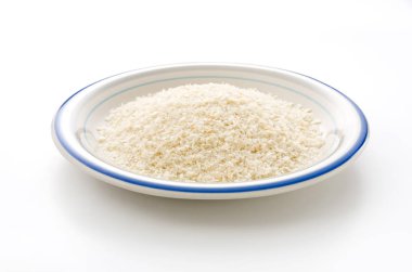 tabağın üzerine ekmek kırıntıları serpiştir