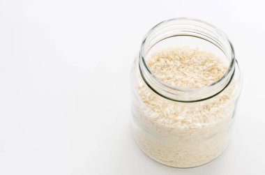 Ekmek kırıntıları beyaz arkaplanda cam kavanozda