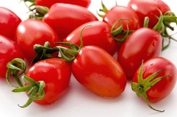 Frische Kirschtomaten Auf Weißem Hintergrund — Stockfoto