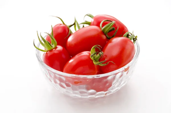 Tomates Cereja Frescos Tigela Vidro Sobre Fundo Branco — Fotografia de Stock