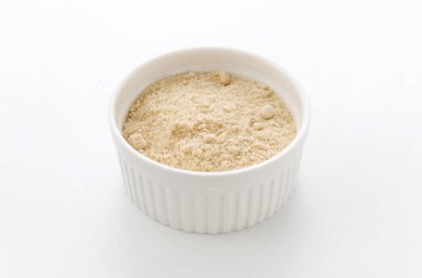 Açık kahverengi şeker beyaz arkaplanda cocotte