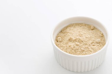 Açık kahverengi şeker beyaz arkaplanda cocotte