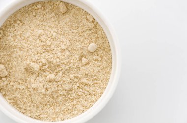 Açık kahverengi şeker beyaz arkaplanda cocotte