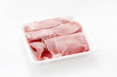 Stil köpük tepside ince ince dilimlenmiş domuz Boston poposu.