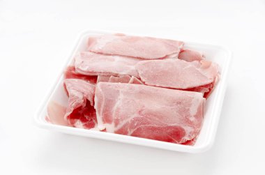 Stil köpük tepside ince ince dilimlenmiş domuz Boston poposu.