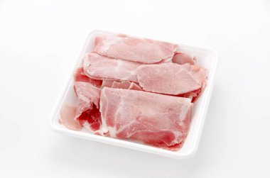 Stil köpük tepside ince ince dilimlenmiş domuz Boston poposu.