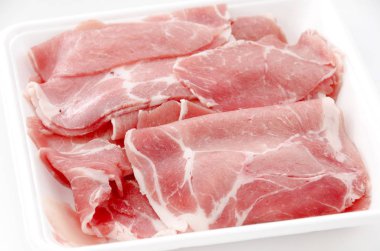 Stil köpük tepside ince ince dilimlenmiş domuz Boston poposu.