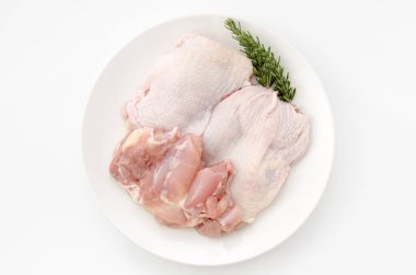 Çiğ tavuk butları tabakta