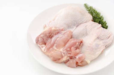 Çiğ tavuk butları tabakta