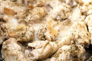 Tavuk kanatları tavada pişiyor.. 