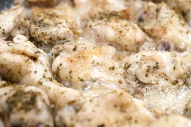 Tavuk kanatları tavada pişiyor.. 