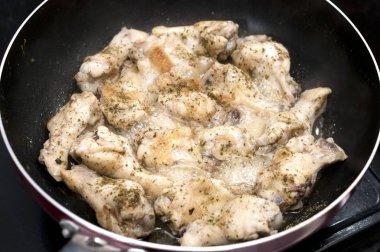 Tavuk kanatları tavada pişiyor.. 