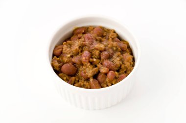 Beyaz arka planda bir cocotte içinde Chili con carne