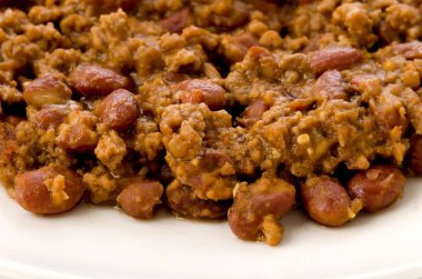 Beyaz tabakta Chili con carne