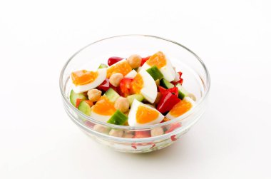 Sebzeli nohut salatası ve haşlanmış yumurta.