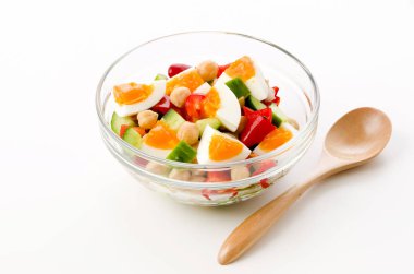 Sebzeli nohut salatası ve haşlanmış yumurta.
