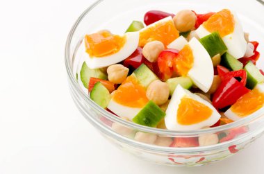 Sebzeli nohut salatası ve haşlanmış yumurta.