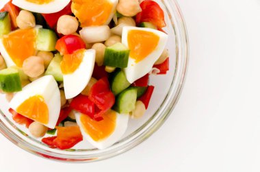 Sebzeli nohut salatası ve haşlanmış yumurta.