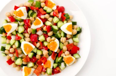 Sebzeli nohut salatası ve haşlanmış yumurta.