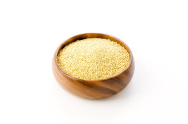 Yuvarlak ahşap kasede beyaz arka planda yapışık Millet