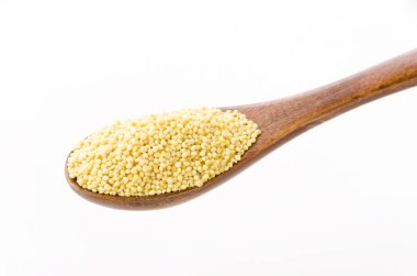 Beyaz arka planda ahşap kaşıkla yapışık Millet