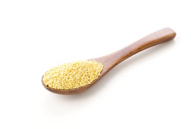 Beyaz arka planda ahşap kaşıkla yapışık Millet