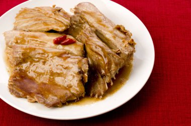 Japon yemeği, Maguro no arani, Tuna 'nın kemikli kısımlarını kaynattı.