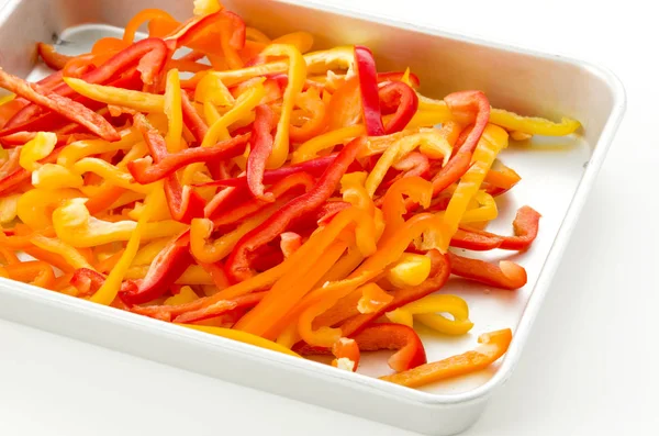 Snijd Van Rode Oranje Gele Paprika Aluminium Schaal Witte Achtergrond — Stockfoto