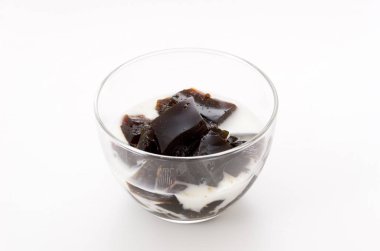 Beyaz arka planda bir bardak kahve jölesi.