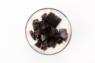 Beyaz arka planda bir bardak kahve jölesi.