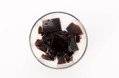 Beyaz arka planda bir bardak kahve jölesi.